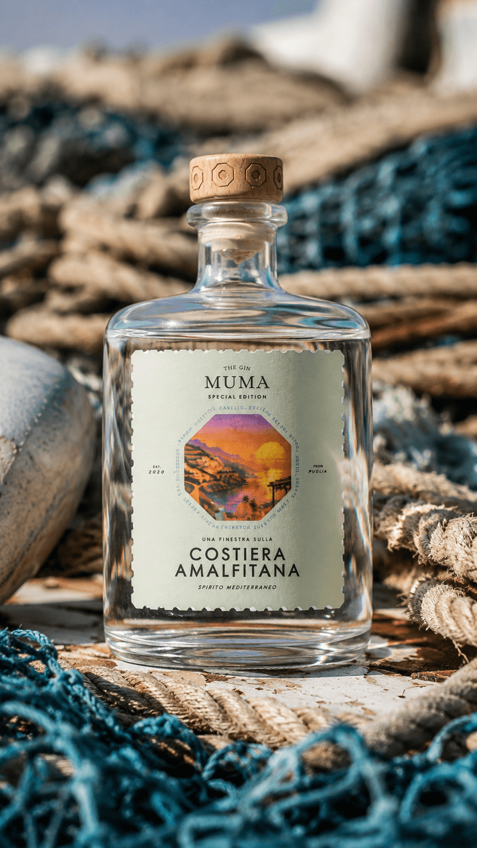 Botaniche mediterranee attorno a una bottiglia MUMA